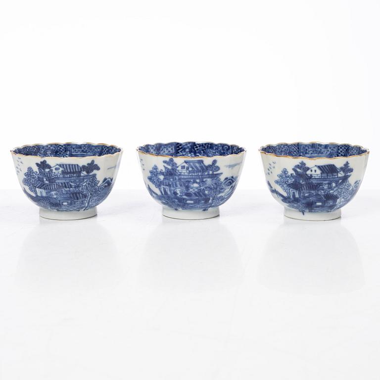 Parti, porslin samt fat i emalj på koppar, nio delar. Qingdynastin, 1700-tal.