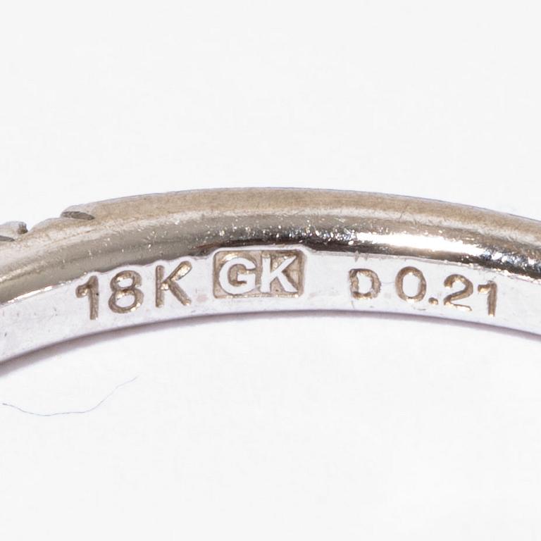 Ring 18K white gold set with round brilliant-cut diamonds.