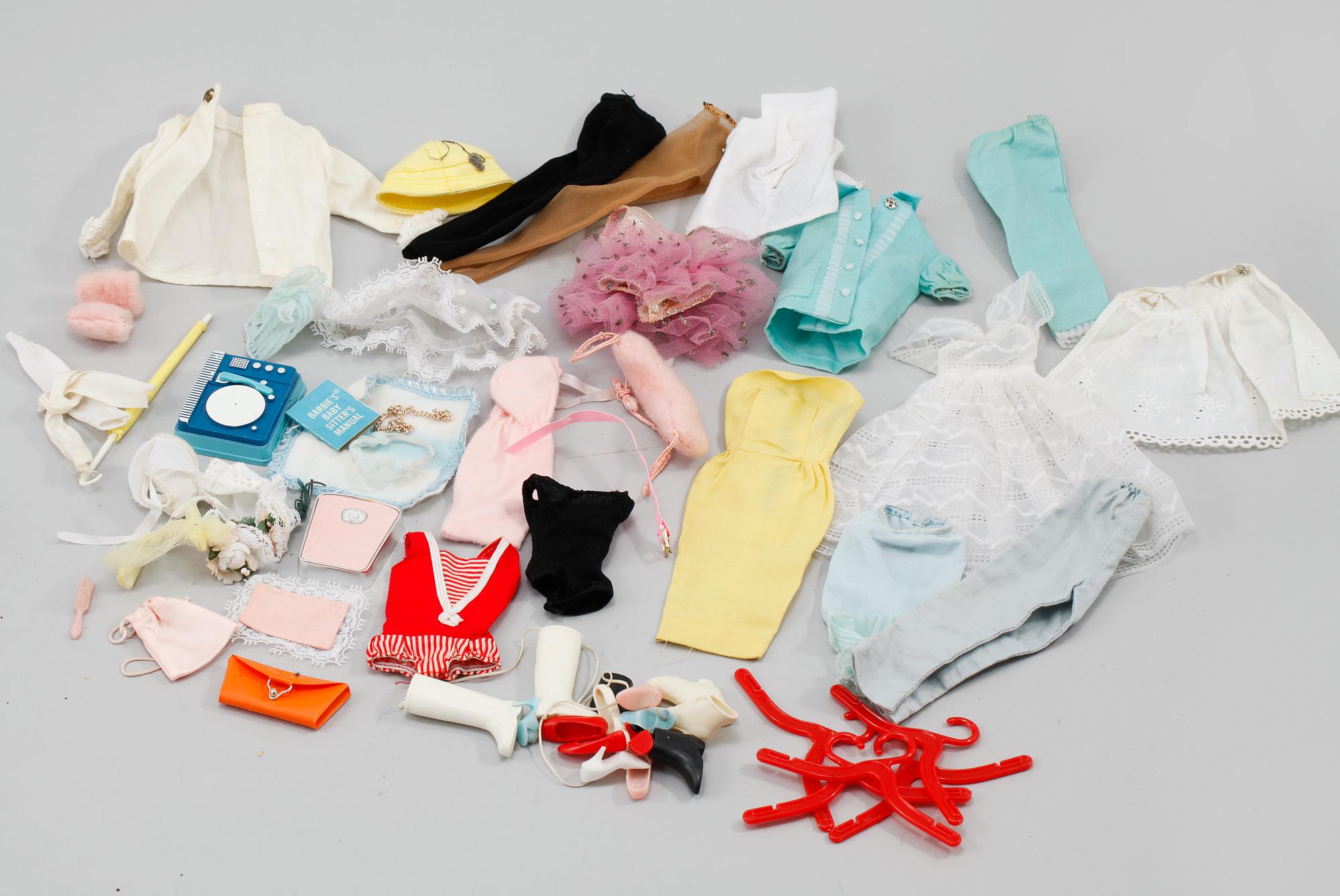 BARBIEDOCKOR, 4 st, MED TILLBEHÖR, Mattel, omkring 1900-talets mitt.