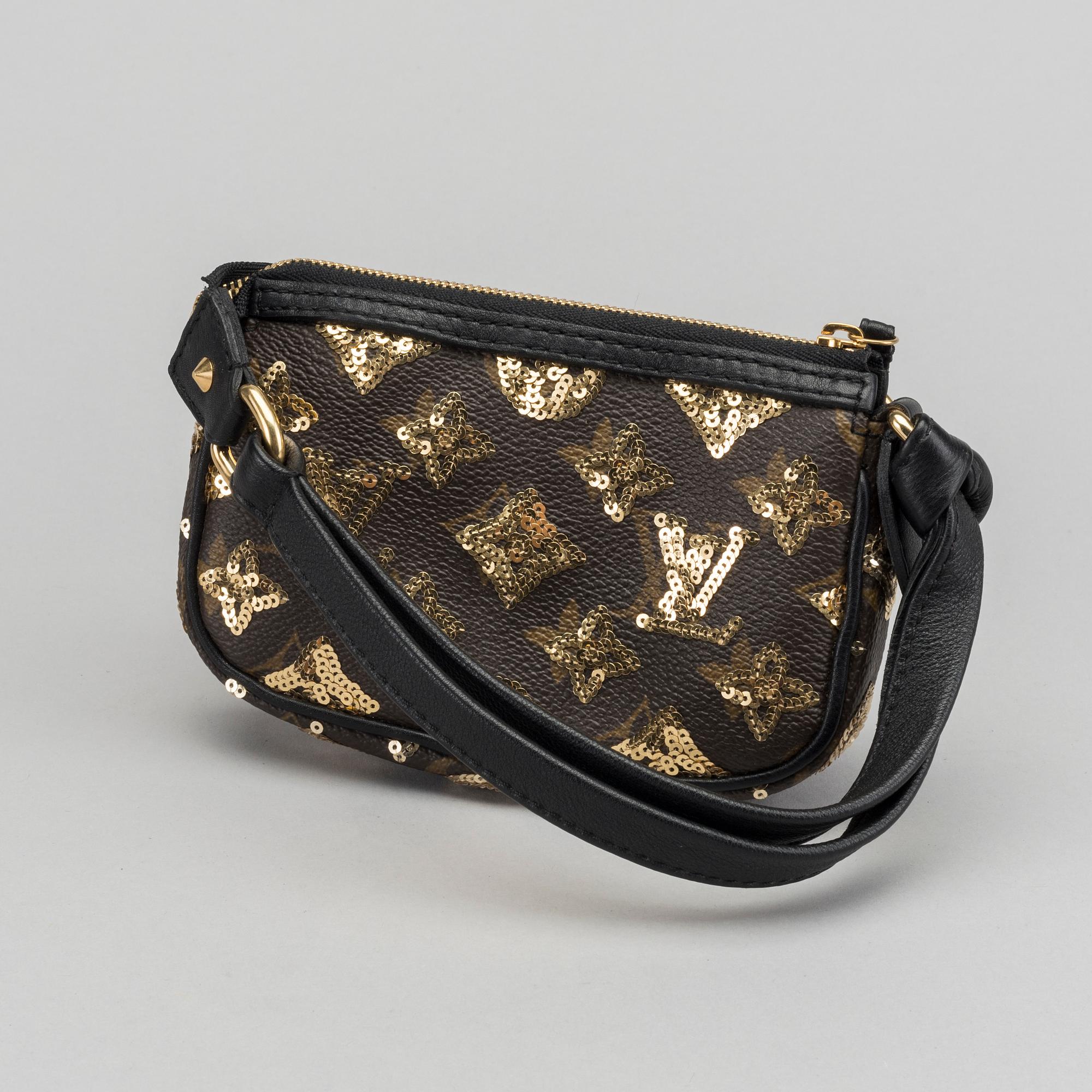 LOUIS VUITTON mini pochette.