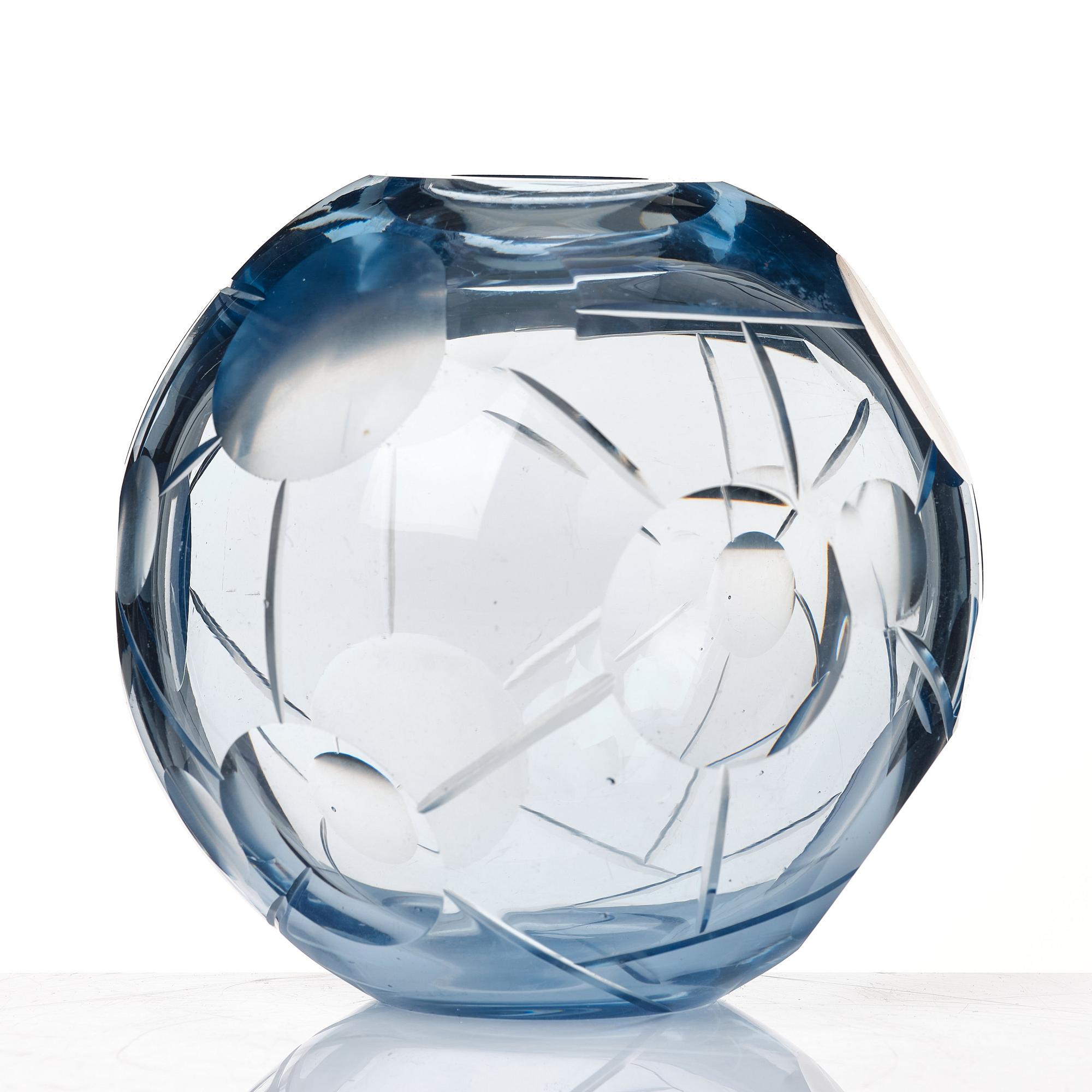 Vicke Lindstrand, a cut glass vase, Orrefors 1931.