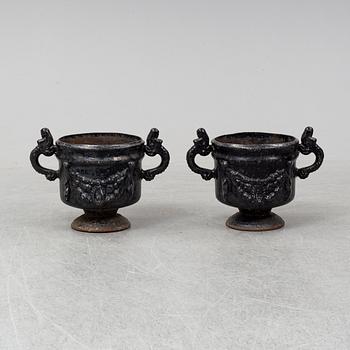 TRÄDGÅRDSURNOR, ett par, gjutjärn, Stavsjö Bruk.