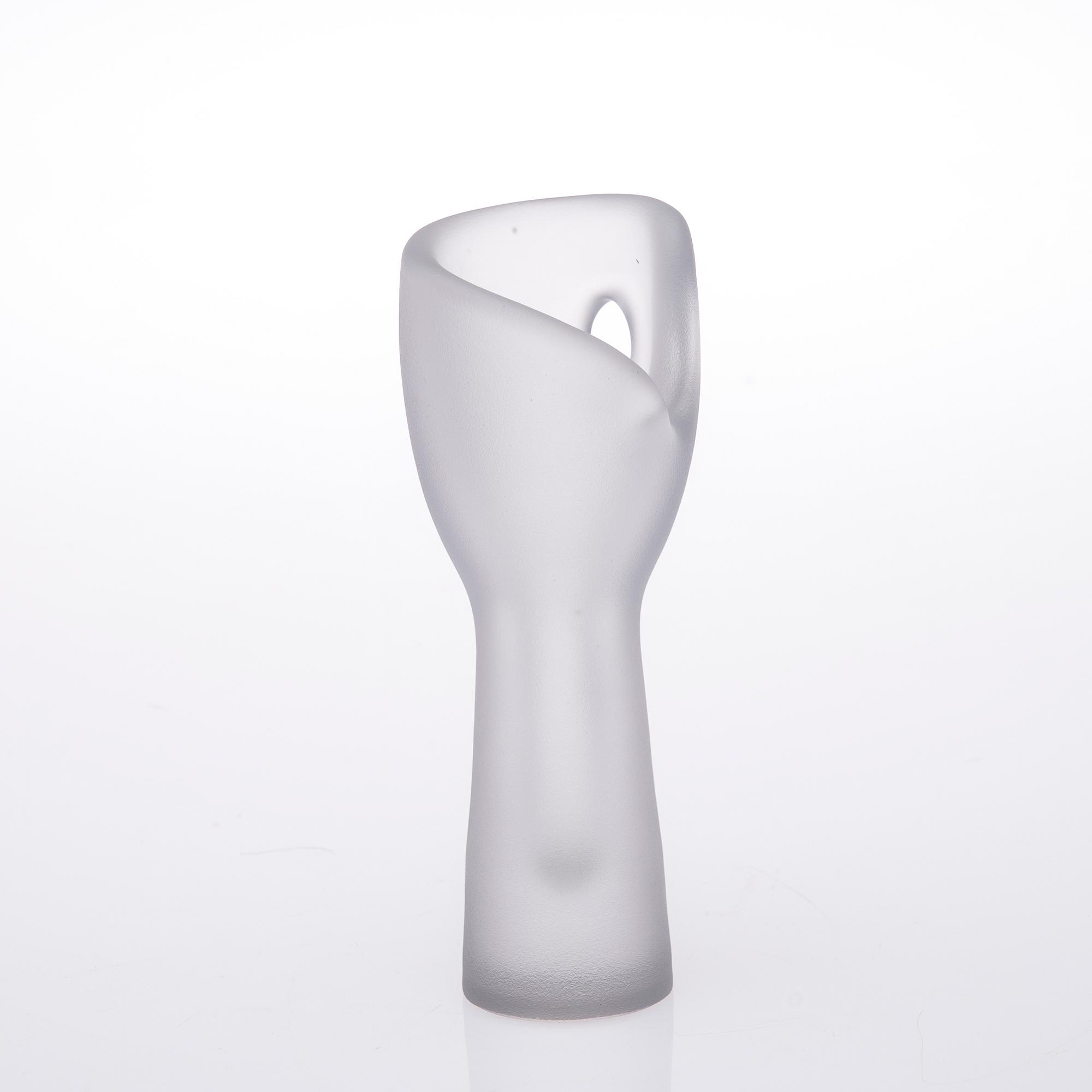 VAS, glas, "Hiidennyrkki" (Jättens näve), signerad Timo Sarpaneva Iittala.