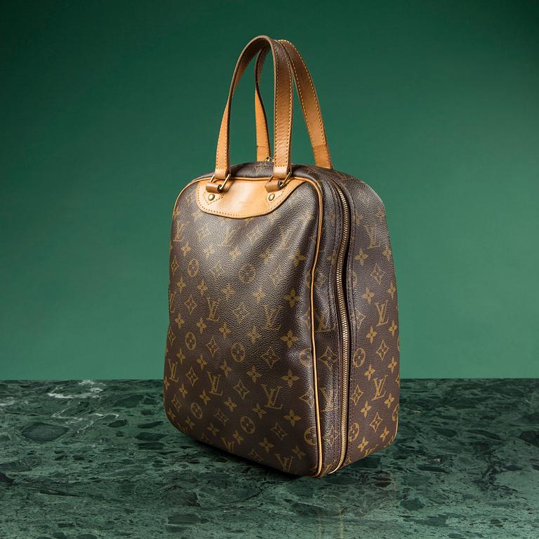 A bag "Excursion" by Louis Vuitton.