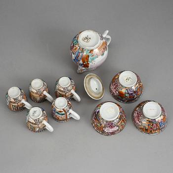 DOCKSERVISDELAR, 9 st, porslin, Qingdynastin, Qianlong (1736-95).