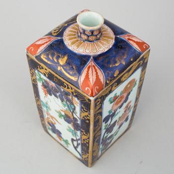 A japanese imari bottle, Meiji period (1868-1912).