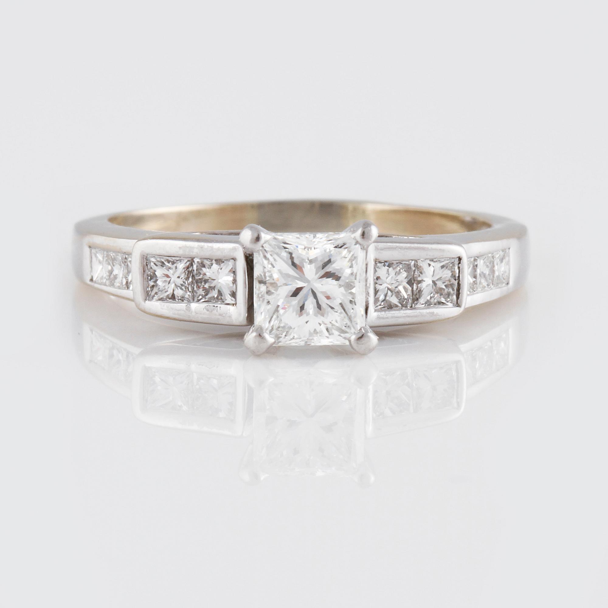 RING, 14K guld med 11 prinsesslipade diamanter. Vikt 3,9 gram.