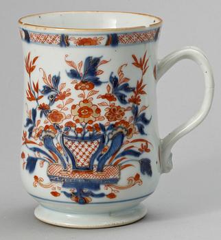 398. MUGG, porslin. Qing dynastin, tidigt 1700-tal.