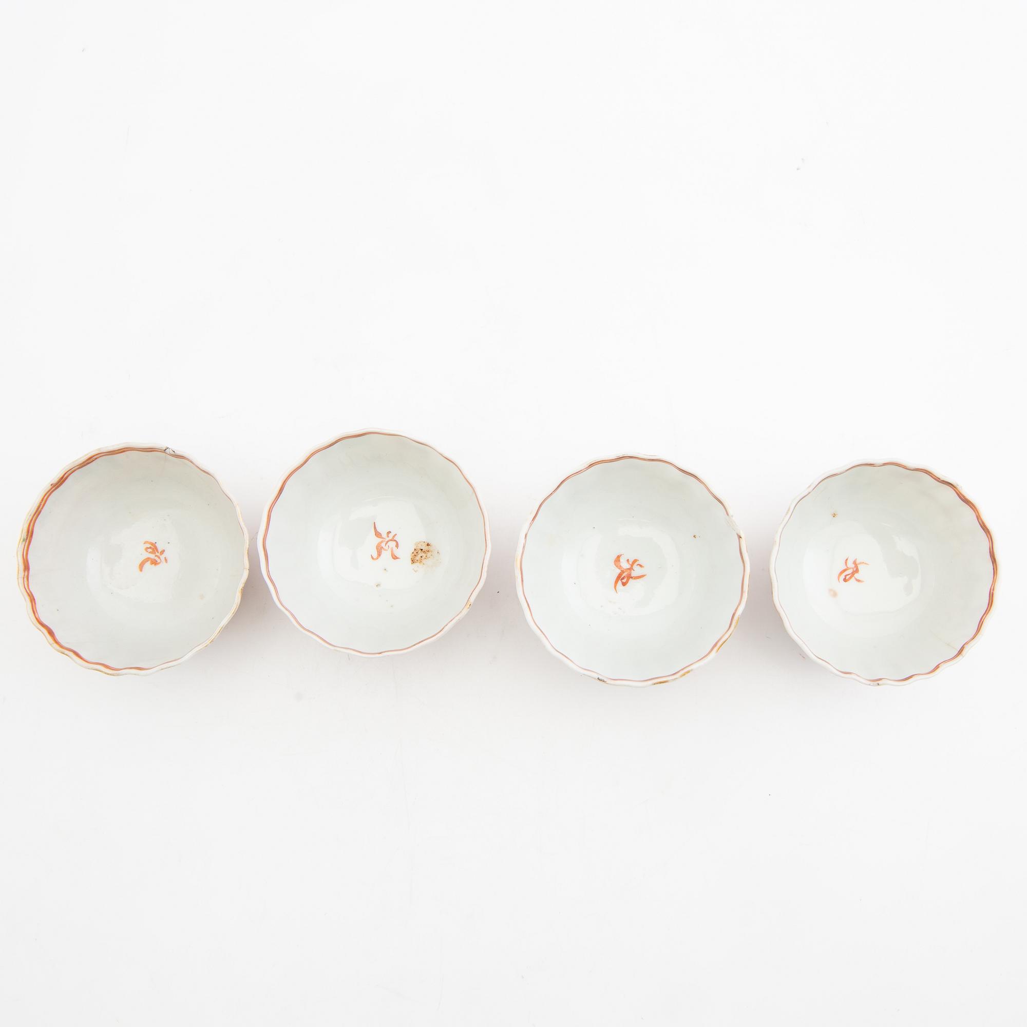 Koppar med fat, 4 st + 1 fat, porslin, Qianlong (1736-95), Kina.