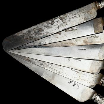 KNIVAR, 7 st, silver, "Engelsk snäck", bla Gustav Möllenborg, 1800-talets mitt/andra hälft. Tot ca 738 gram.