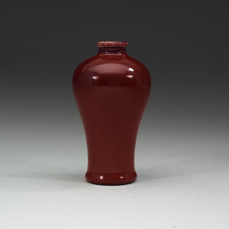 A 'sang de boef' glazed Meiping vase, Qing dynasty, 1700-tal.