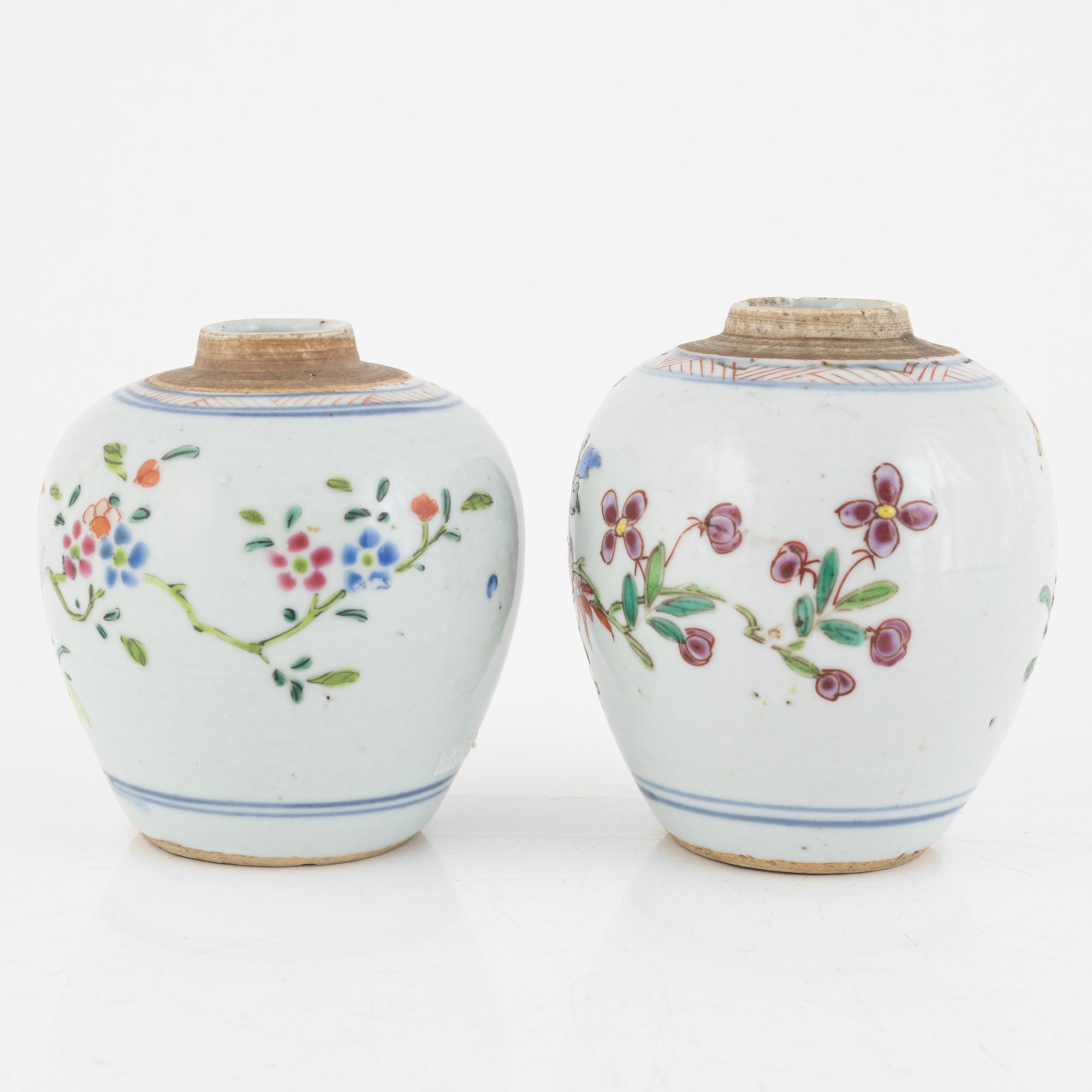 Bojaner, ett par, famille rose, Qingdynastin, Qianlong (1736-95).