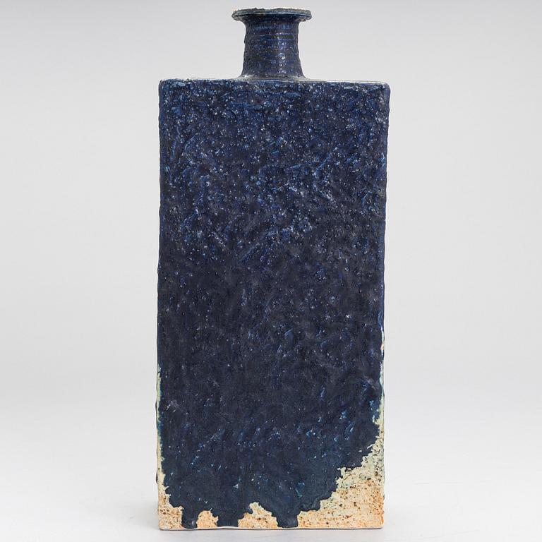 ANNIKKI HOVISAARI, VAS, stengods, signerad AH Arabia.