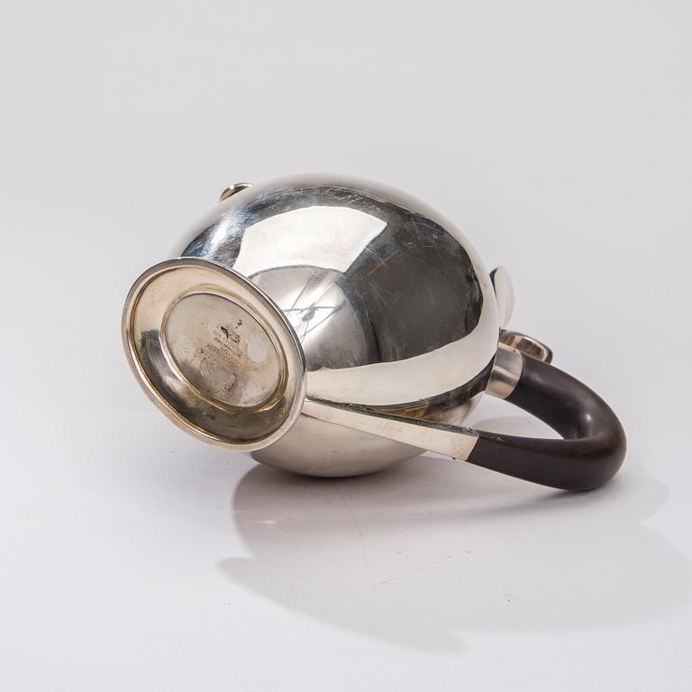 KAFFEKANNA, sterling silver, Hugo Grün & Co, Danmark, finska kontrollstämplar 1962. Vikt 410 g.