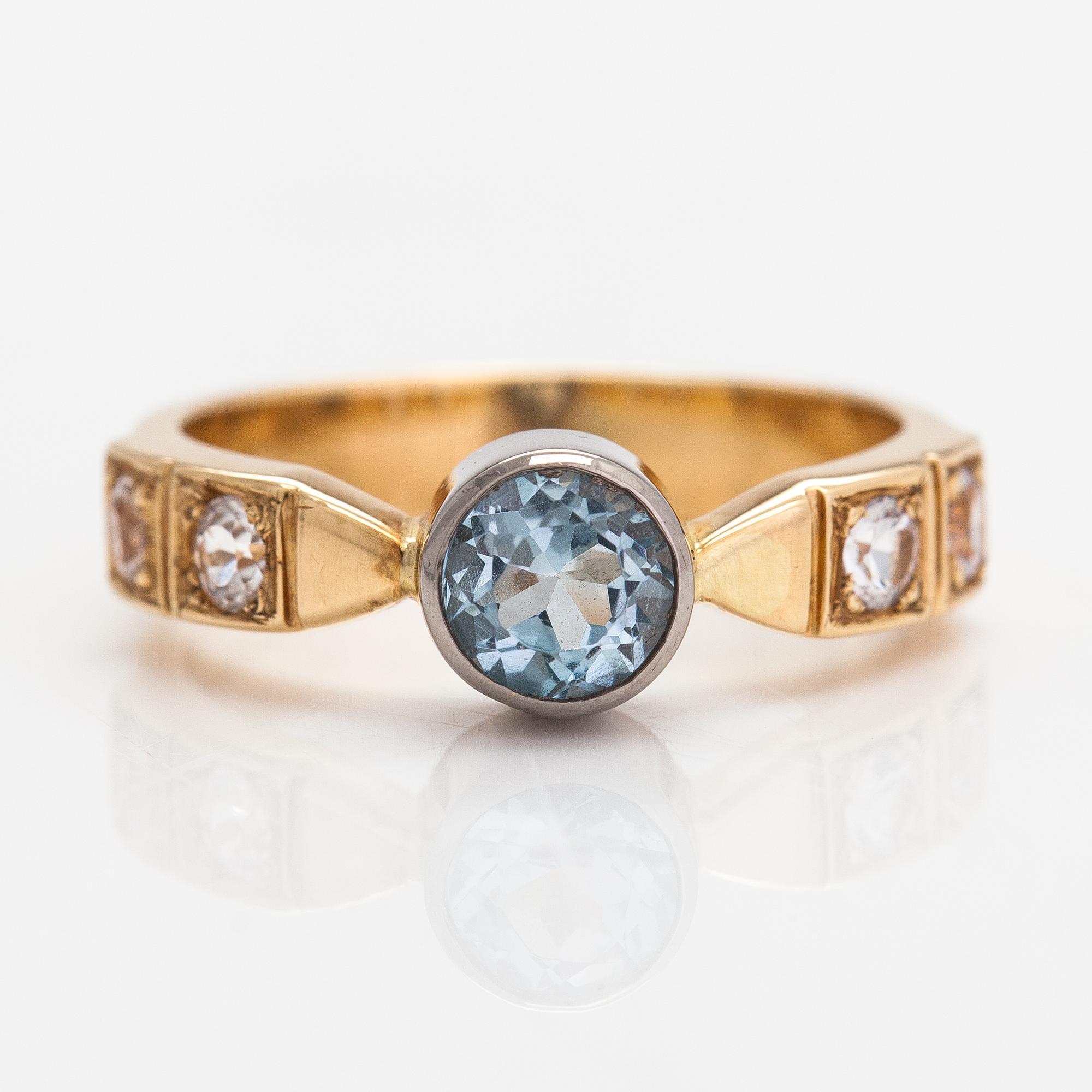 Sormus, 18K kultaa, topaasi ja safiireja. Invalidiliiton Järvenpään koulutuskeskus, Järvenpää 2010.