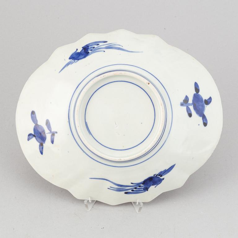 A Japanese porcelain dish, 19th century.