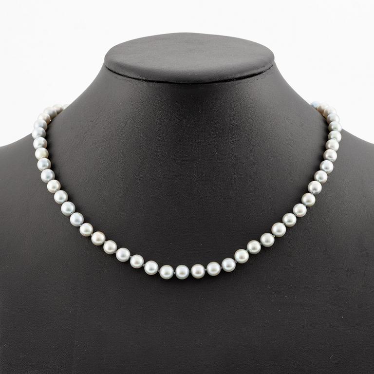 Pearl necklace, cultured pearls, clasp in 18K gold with mabe pearl and a small diamond.