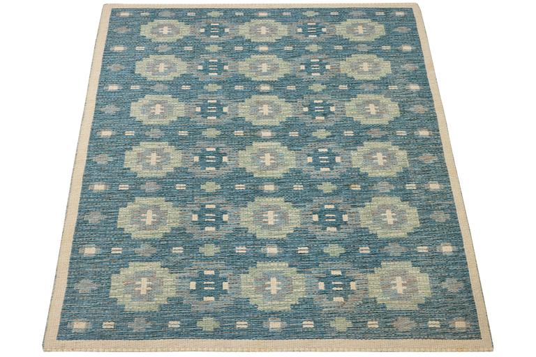 A flat weave rug, a. 196 x 141 cm.
