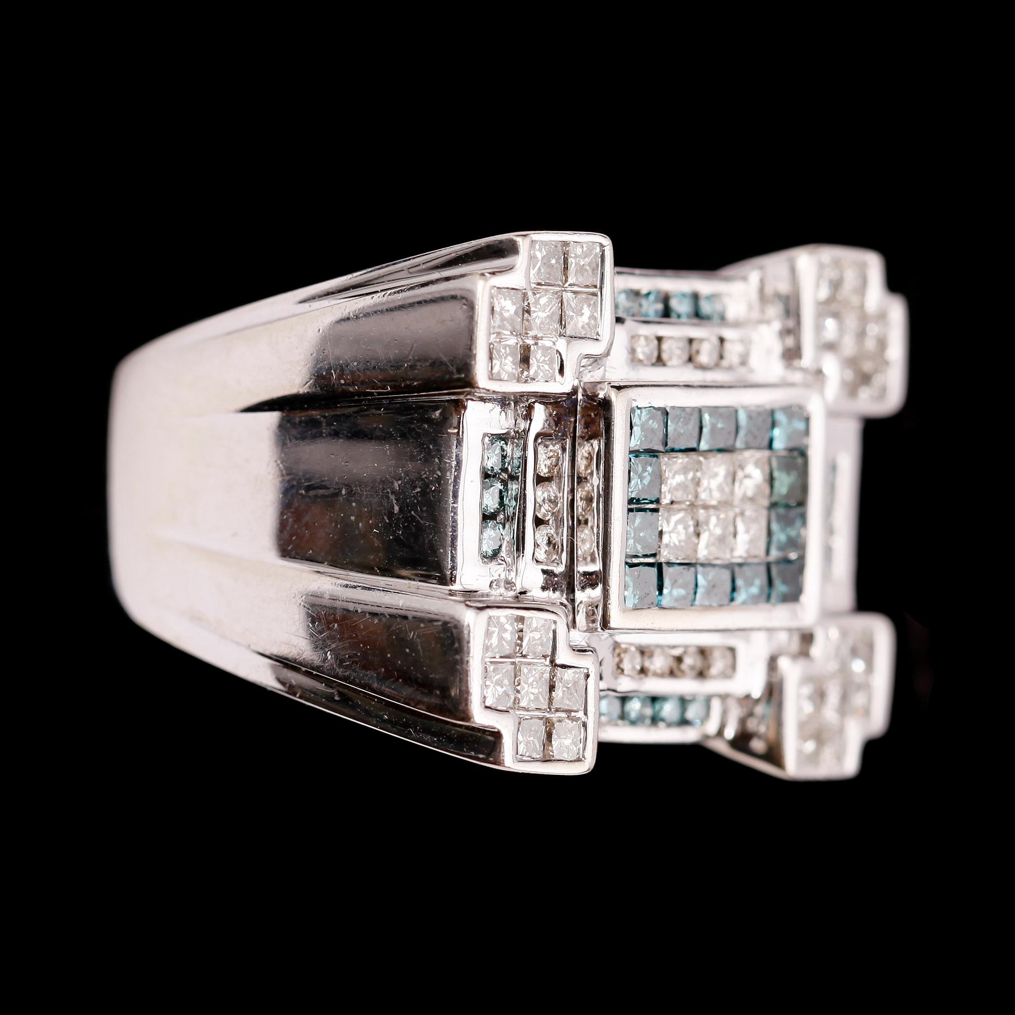 RING, 14 k vitguld, med blå och vita princesslipade diamanter ca 1.25 ct. Total vikt ca 14,4 gram.