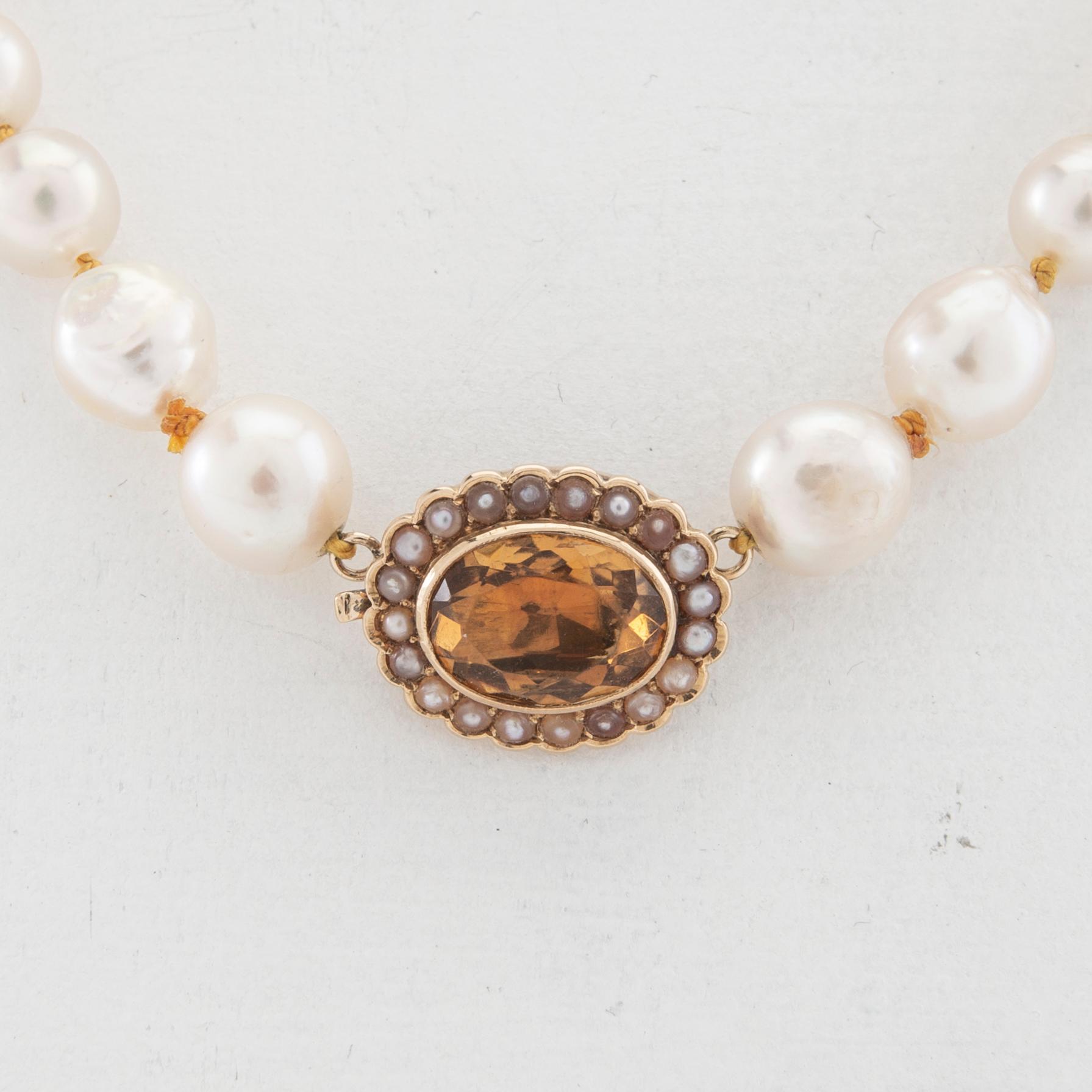 Halsband av odlade pärlor med lås av 18K guld, seedpärlor och en ovalt fasetterad citrin.