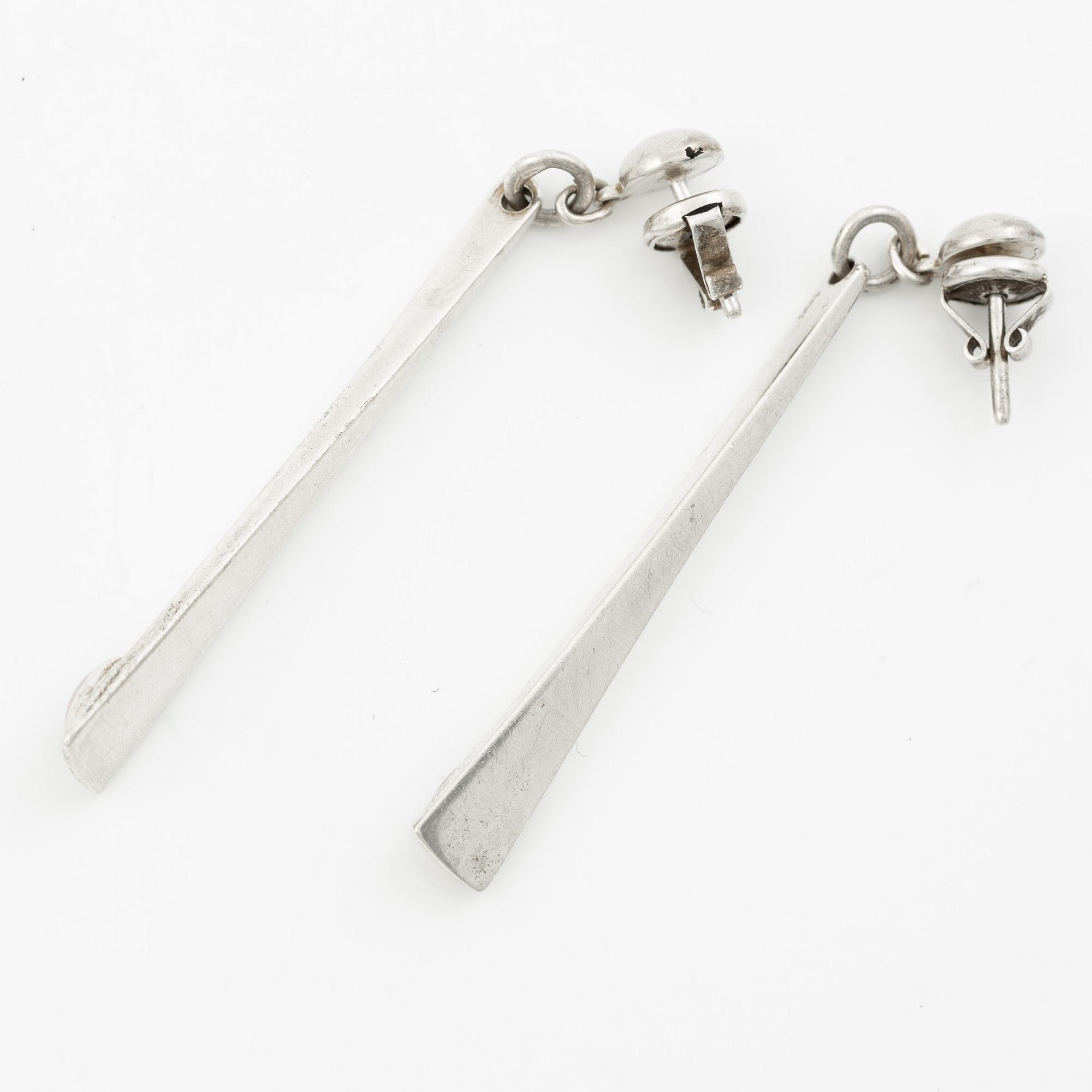Sven-Erik Högberg, attributed to, örhängen, ett par, silver med opaler.