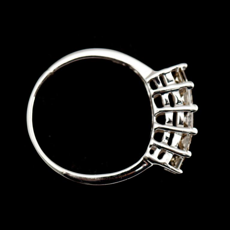 RING, 14 k vitguld, 5 princesslipade diamanter tot ca 0.74 ct.