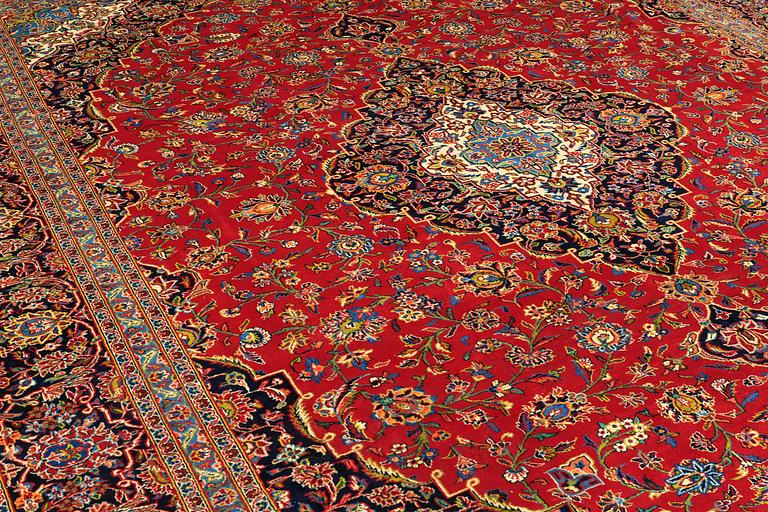 A CARPET Kashan, signed, ca 422 x 347 cm.