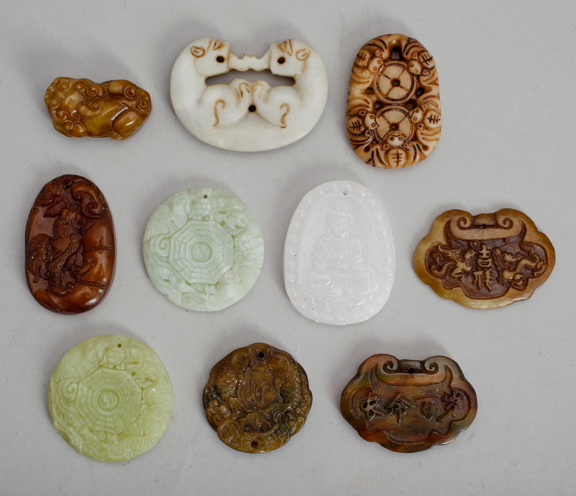 AMULETTER, 10 st, olikfärgad nefrit, Kina.
