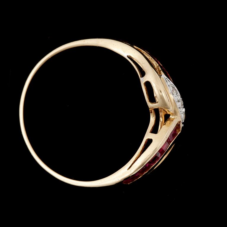 RING, 18k guld med carréslipade rubiner tot ca 0,5 ct samt tre briljantslipade diamanter tot ca 0,05 ct. Vikt ca 3,2 g.