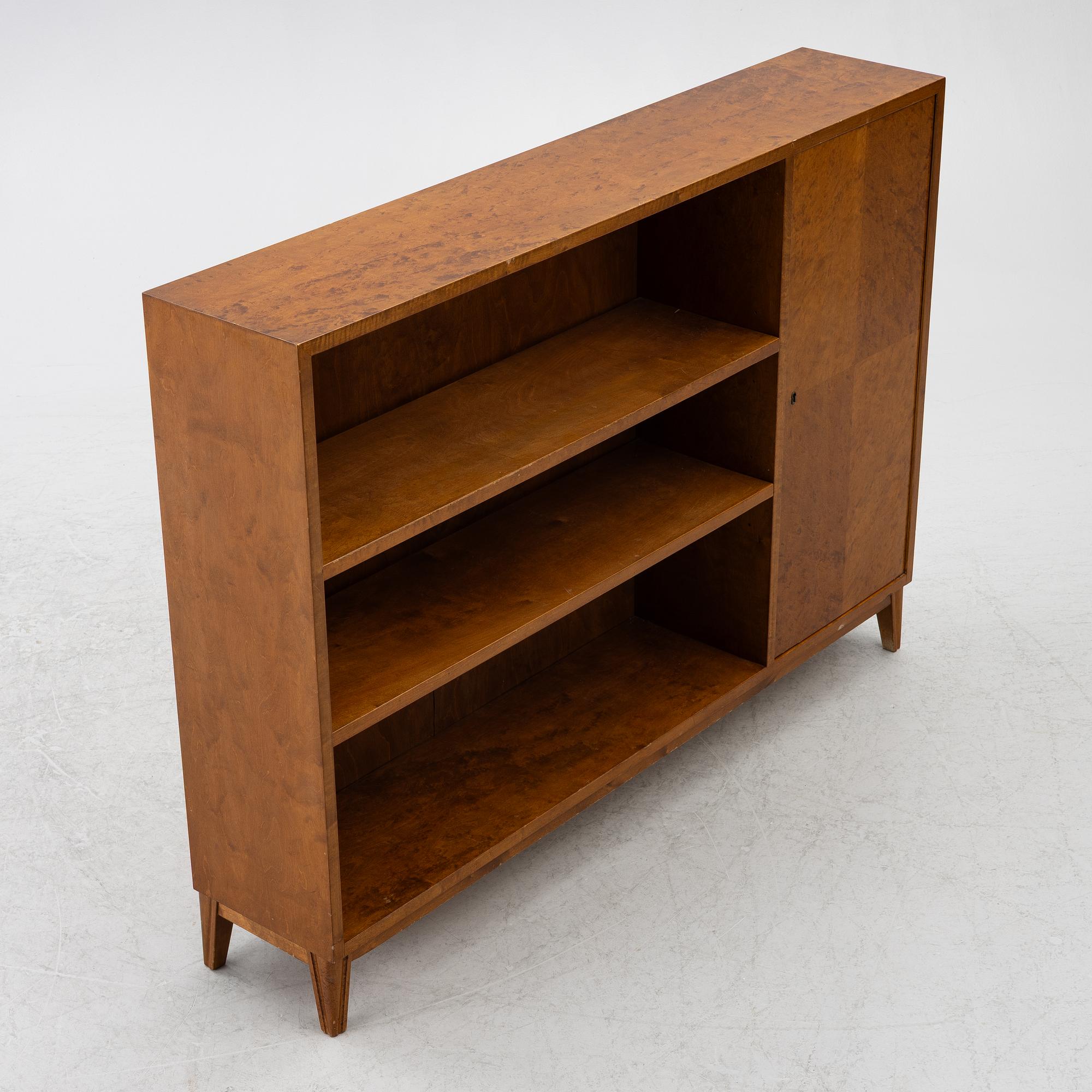 Bokhylla/ sideboard, omkring 1900-talets mitt.