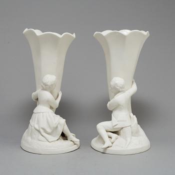 BLOMVASER, ett par, parian, Gustafsberg, ca år 1900.