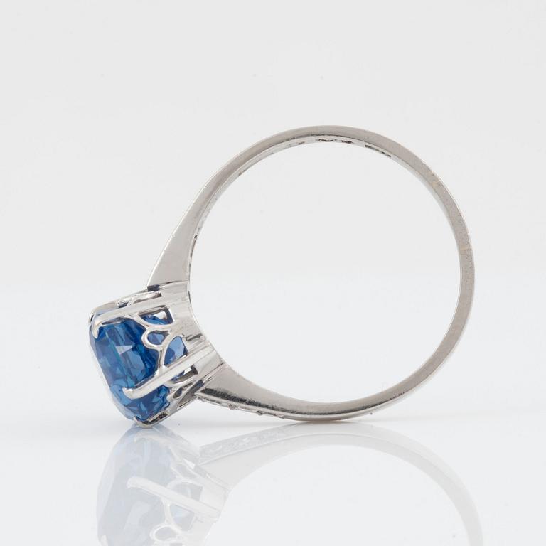RING med safir ca 5.50 ct samt åttkantsslipade diamanter totalt ca 0.13 ct.