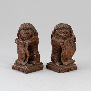 A pair of wooden sculptures, 18th century.