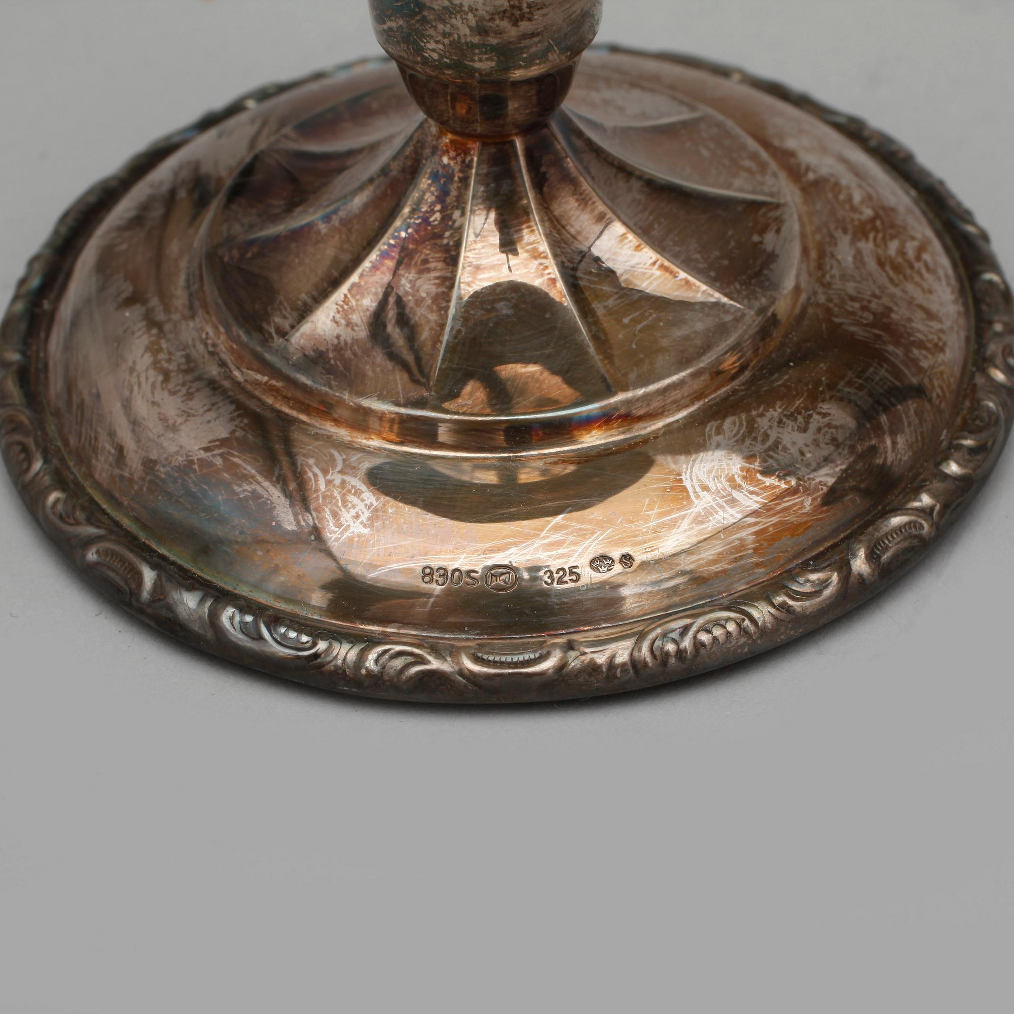 LJUSSTAKAR, ett par, silver, med svenska importstämplar. 1900-talets första hälft.