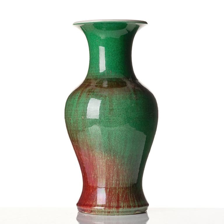 A flambéglazed vase, late Qing dynasty, 19th Century.