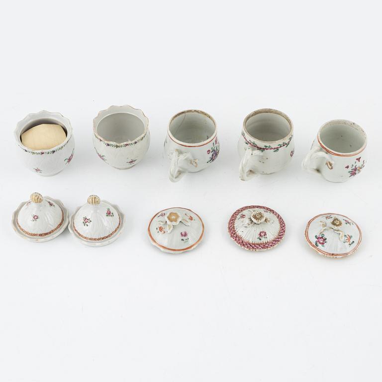 A matched set of 6 Chinese Export custard cups with covers and a cup, Qing dynasty, 18th Century.