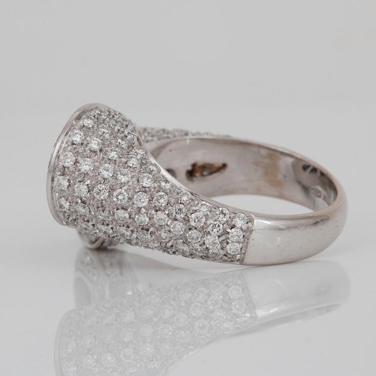RING med droppformad safir och smaragd samt pavéfattade briljantslipade diamanter totalt ca 2.60 ct.