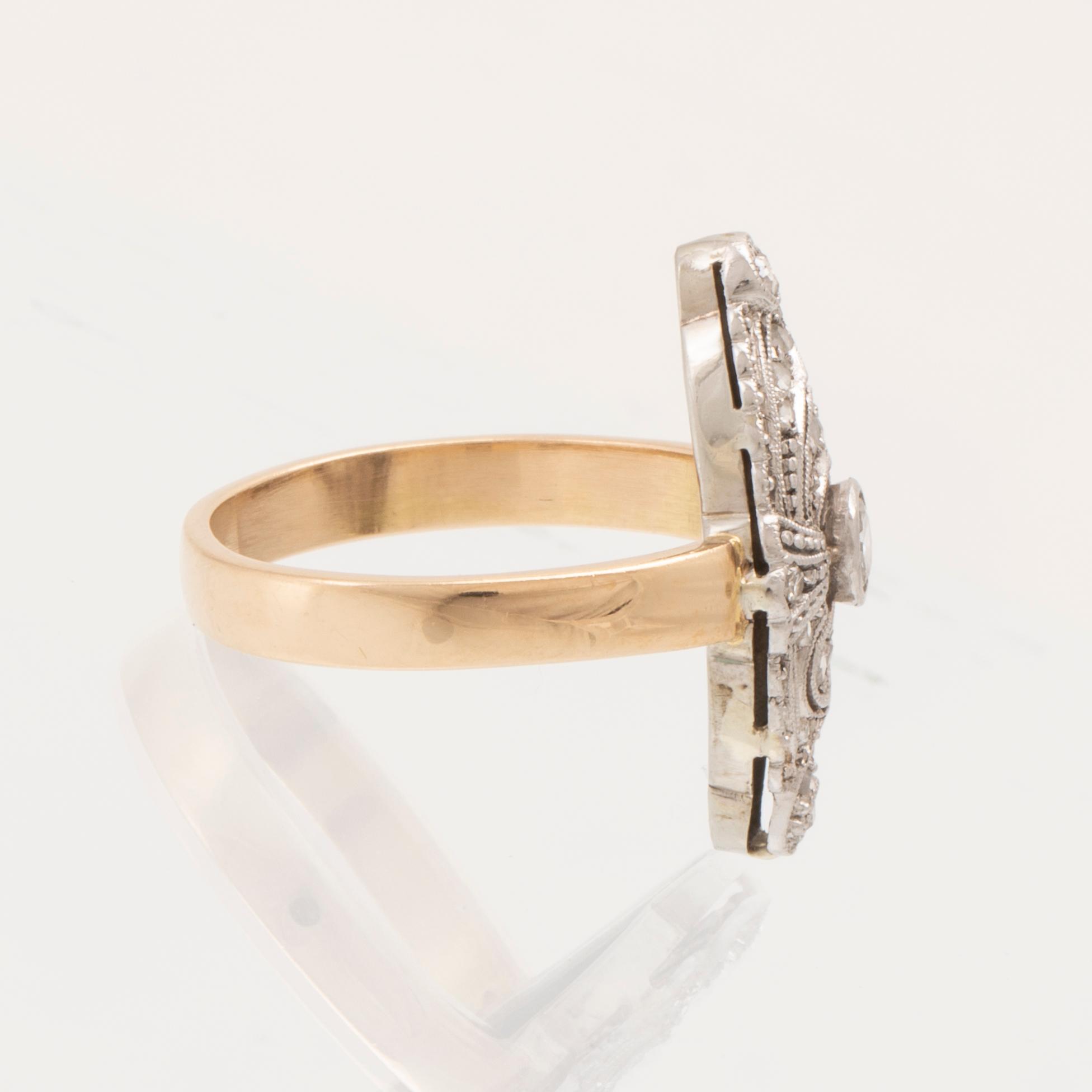 An Art Deco ring in 18K white and red gold set with rose-cut and old-cut diamonds.