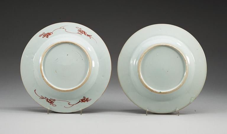 Two famille verte dinner plates, Qing dynasty, Kangxi (1662-1722).