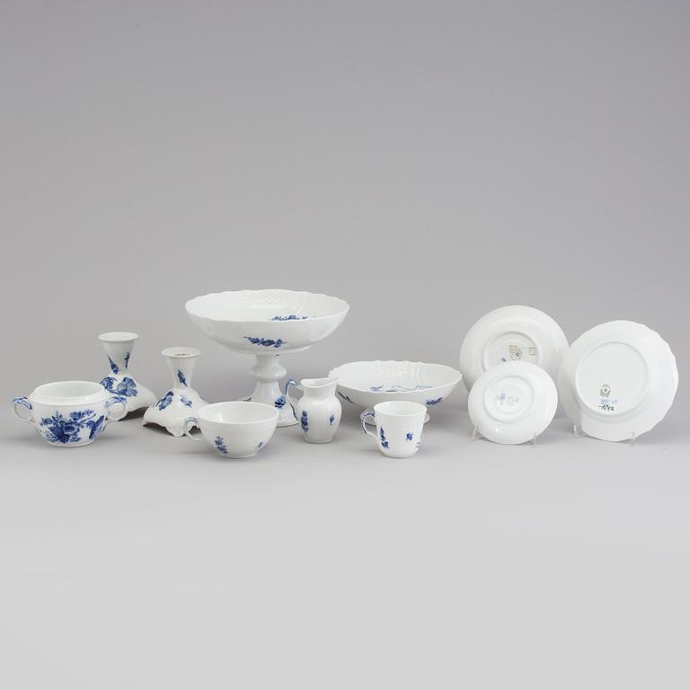 MOCCA/TESERVIS, 23 delar, porslin, "Blå blomst", Kunglig Dansk, 1900-talets andra hälft.
