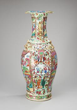 A kanton vase, Qing dynasty 19th century.