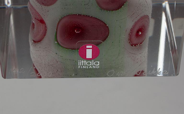 ÅRSKUB, glas, signerad Oiva Toikka, Nuutajärvi 2001, numrerad 152/2000.