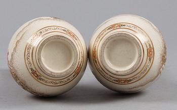 VASER, ett par, keramik, Satsuma, Japan.