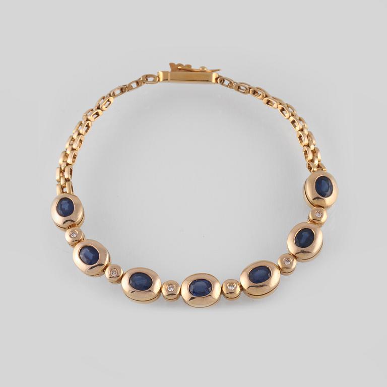ARMLÄNK, 14K guld med 6 briljantslipade diamanter samt 7 fasettslipade blå safirer. Vikt 11,4 gram.