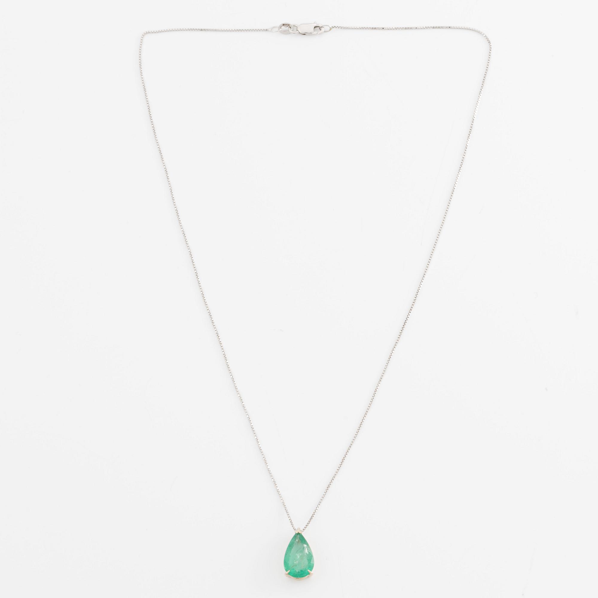 Pendant with chain. 18K gold and white gold with a drop-shaped emerald.