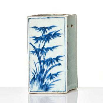 Ställ/vas, porslin. Transition, 1600-tal.