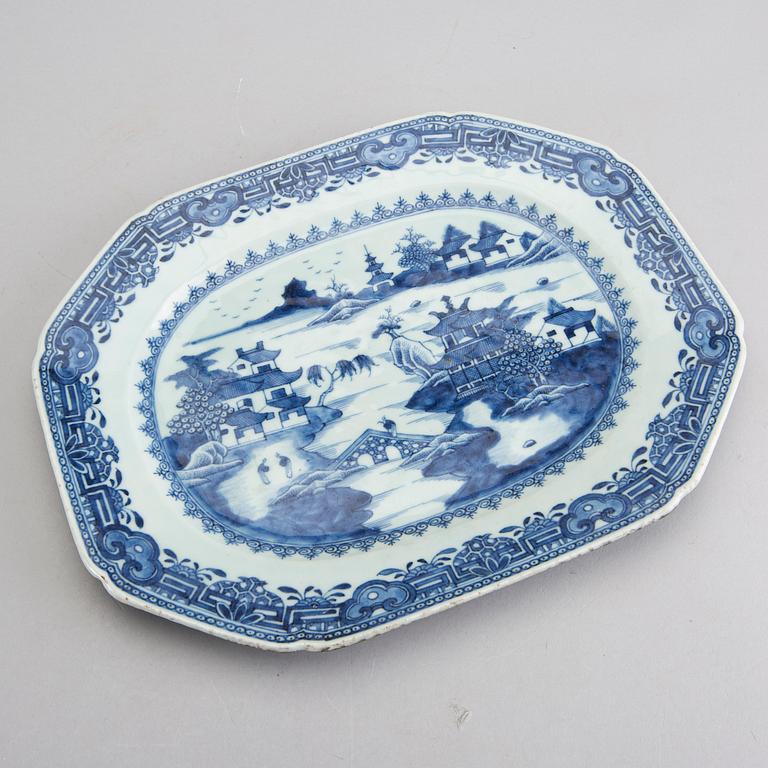 A Chinese porcelasin blue and white Qianlong plate.