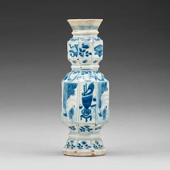 692. A blue and white vase, Qing dynasty, Kangxi (1662-1722).