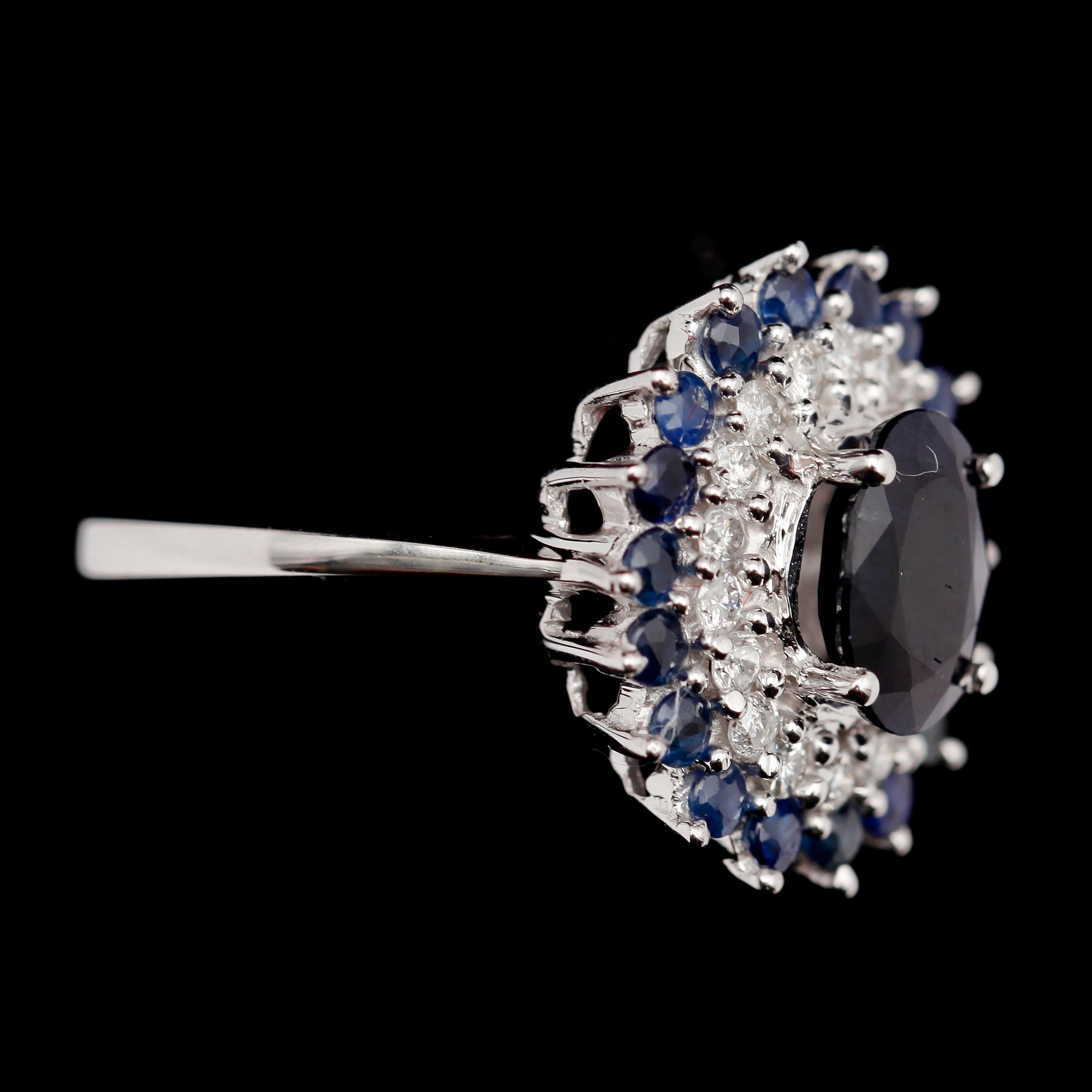 RING, 10 k vitguld, safirer tot  ca 2.96 ct samt briljantslipade diamanter tot 0.53 ct.