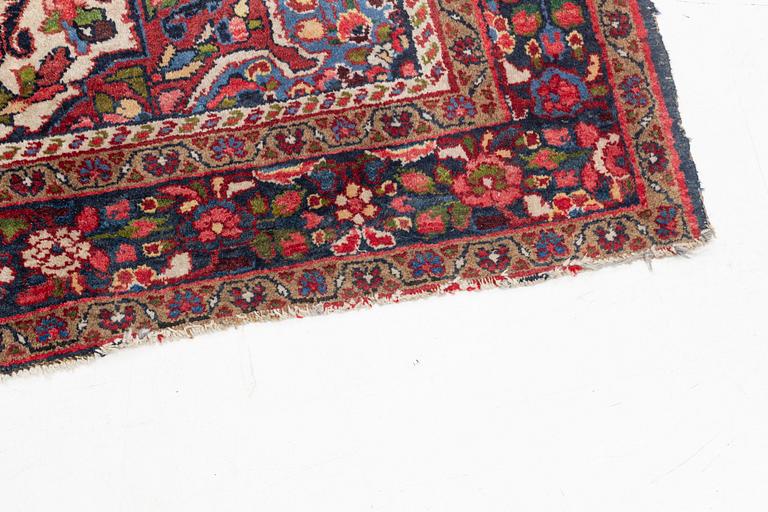 Carpet, Hamadan, circa 210 x 138-143 cm.